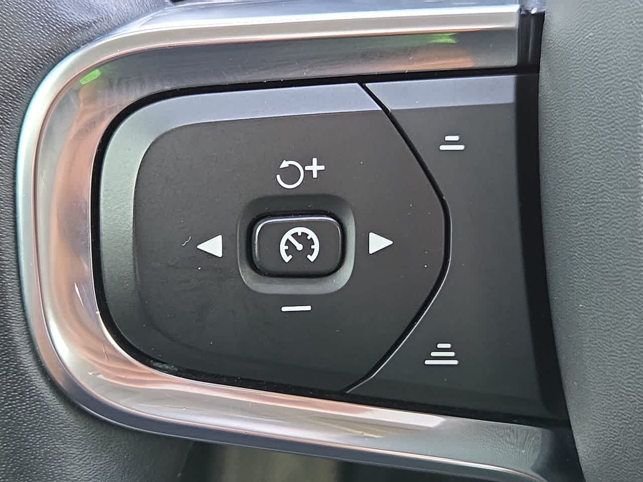 Thumbnail: 2021 Volvo XC40 - 23