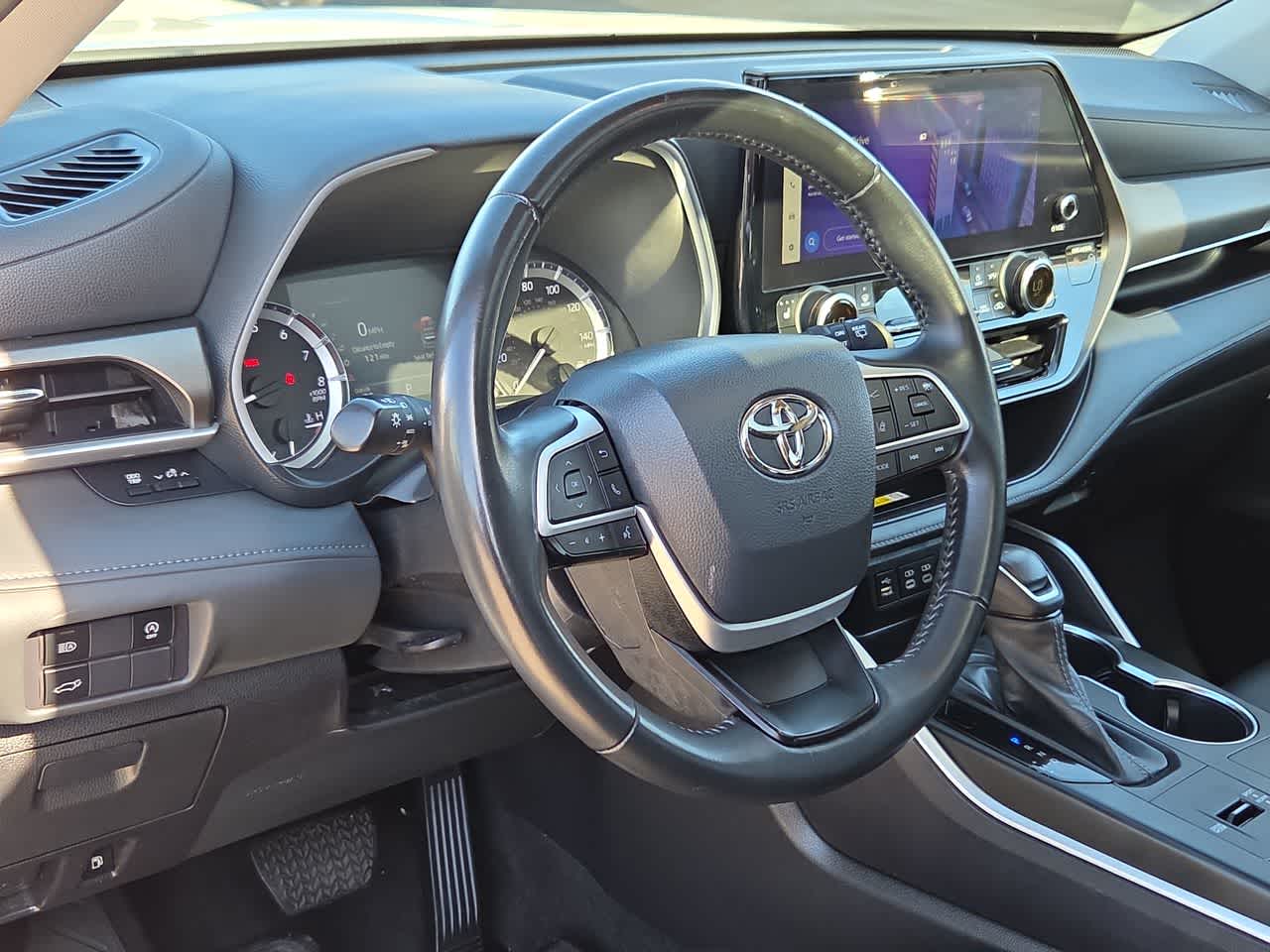 Thumbnail: 2023 Toyota Highlander - 10