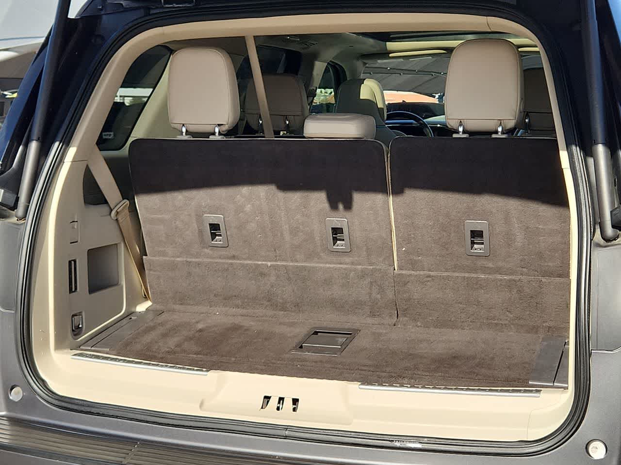 Thumbnail: 2021 Lincoln Navigator - 23