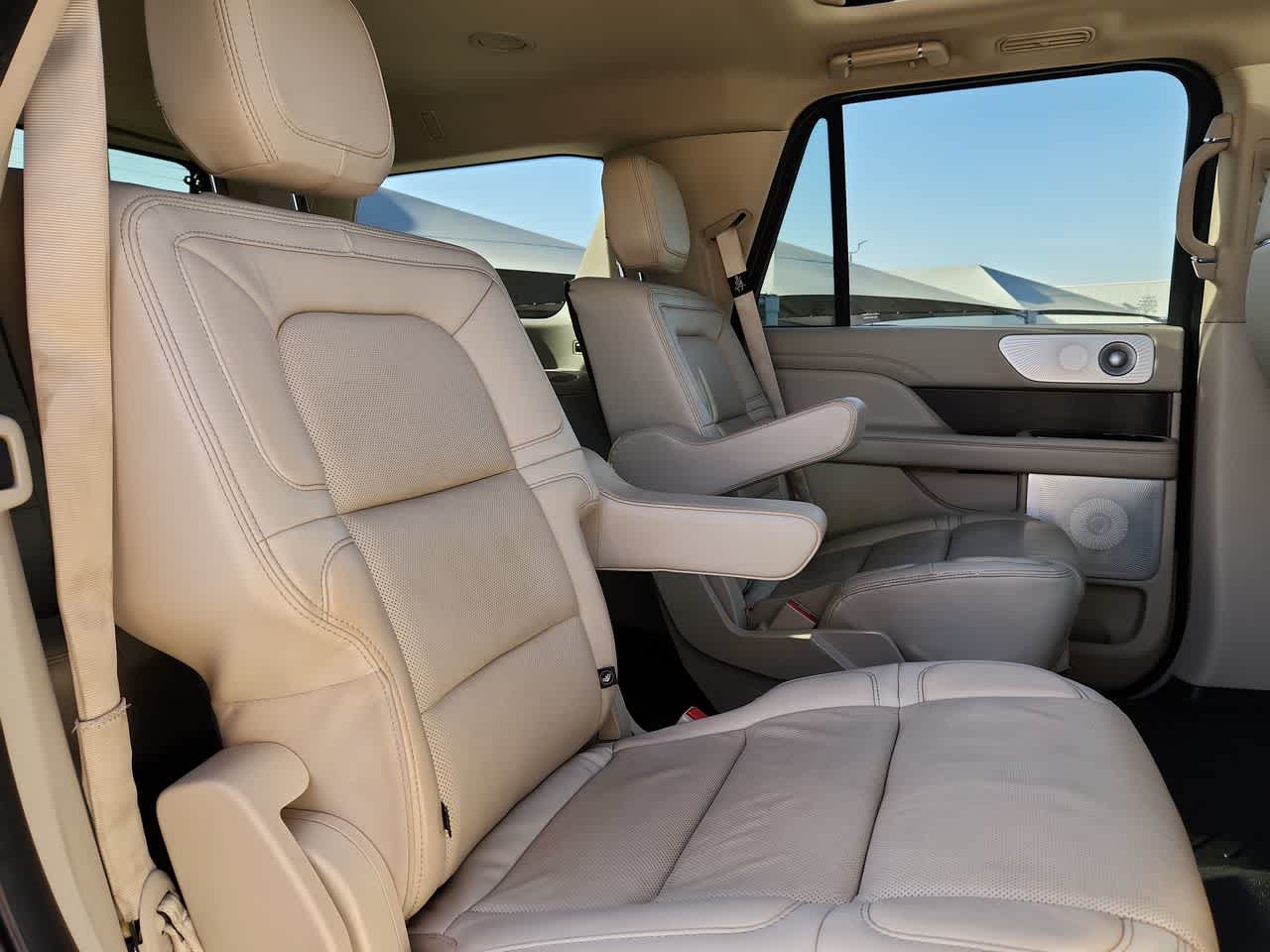 Thumbnail: 2021 Lincoln Navigator - 17