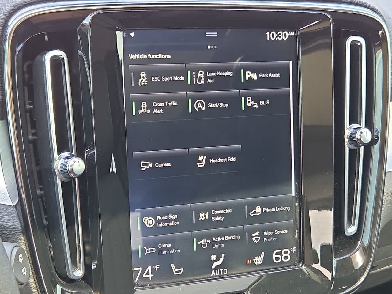 Thumbnail: 2021 Volvo XC40 - 24