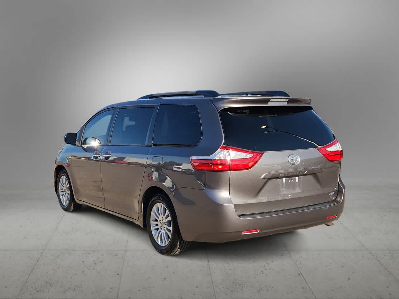 Thumbnail: 2016 Toyota Sienna - 6
