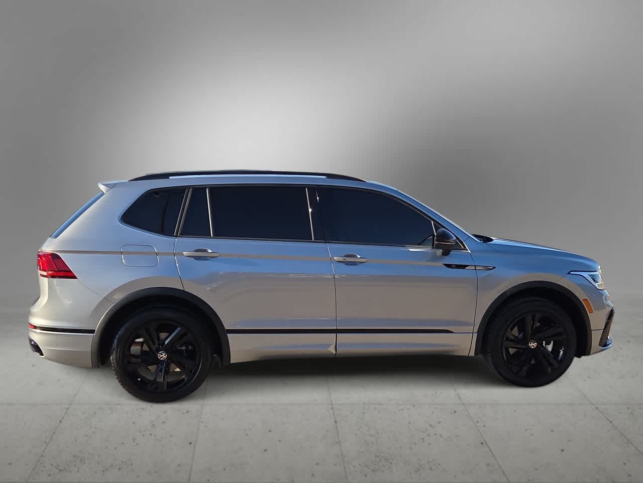 Thumbnail: 2023 Volkswagen Tiguan - 9