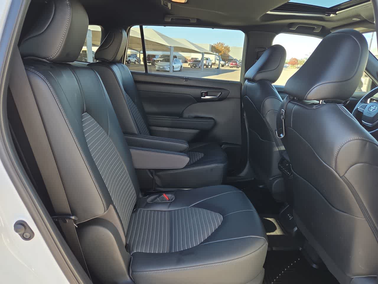 Thumbnail: 2023 Toyota Highlander - 21