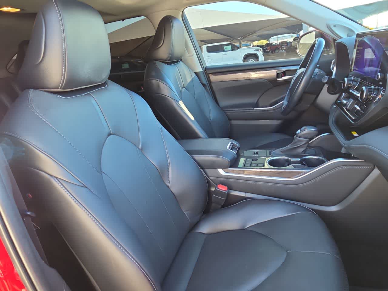 Thumbnail: 2023 Toyota Highlander - 18