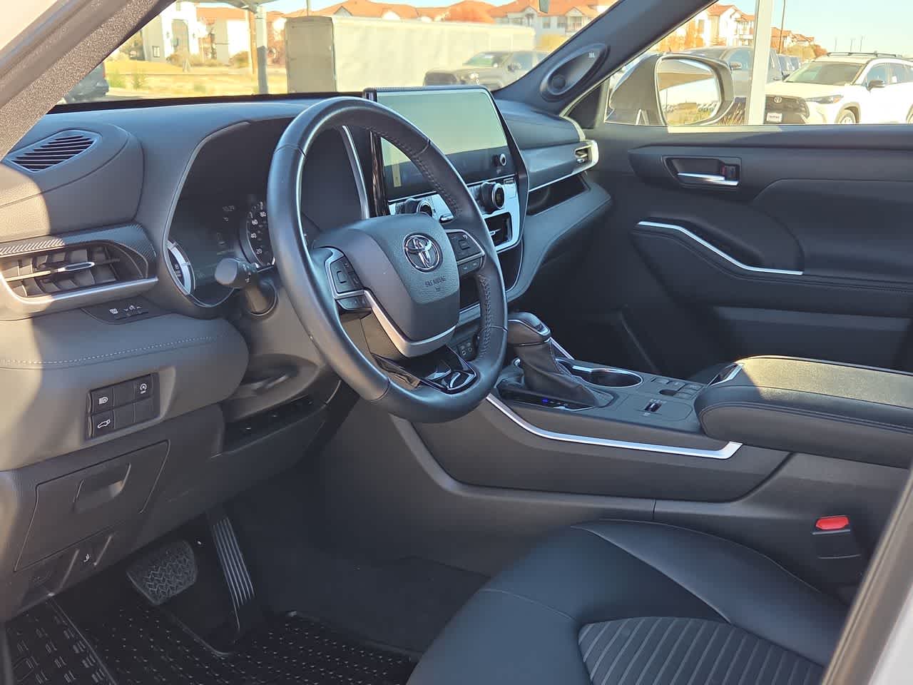 Thumbnail: 2023 Toyota Highlander - 10