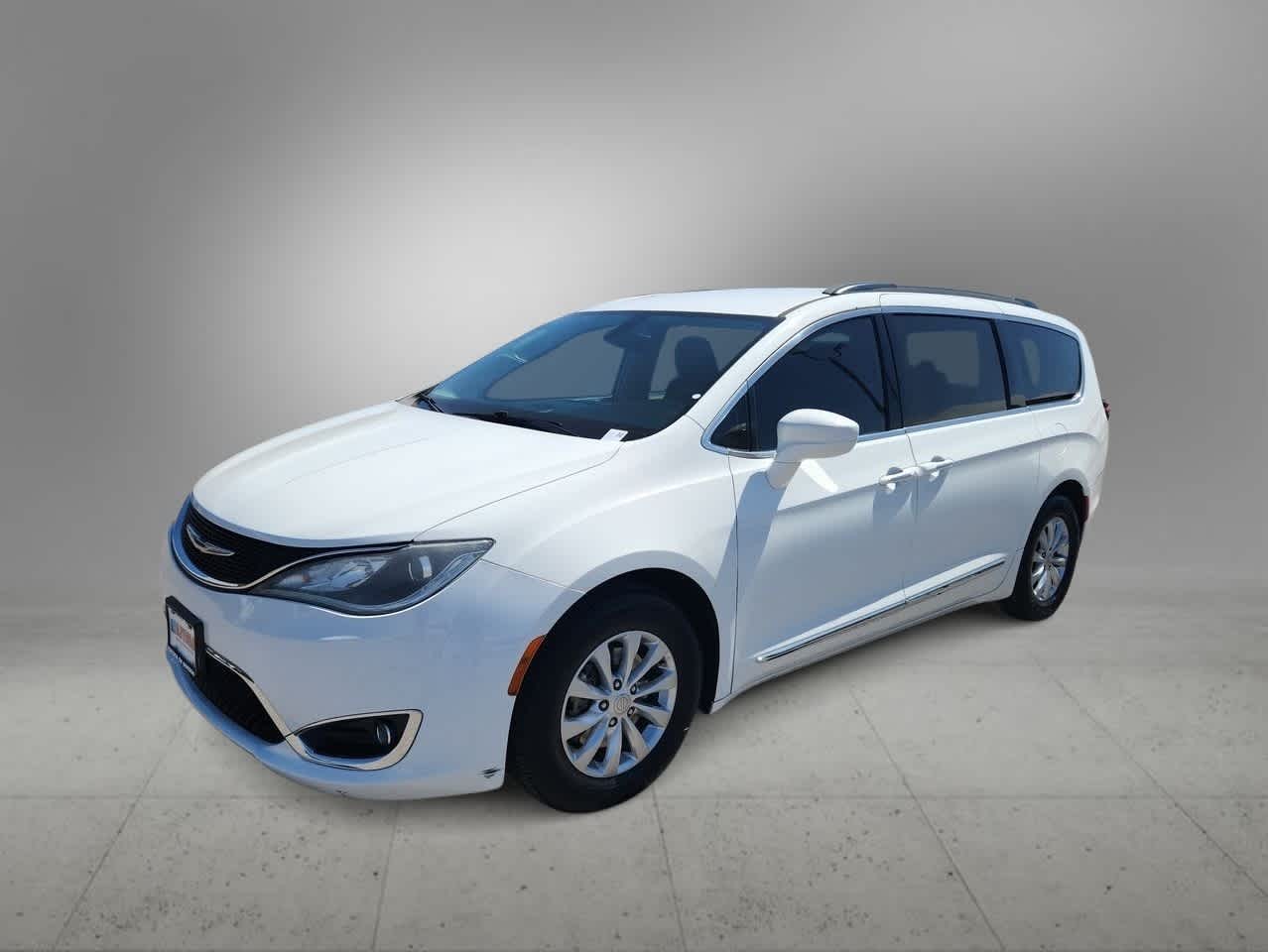2017 Chrysler Pacifica Touring-L Hero Image