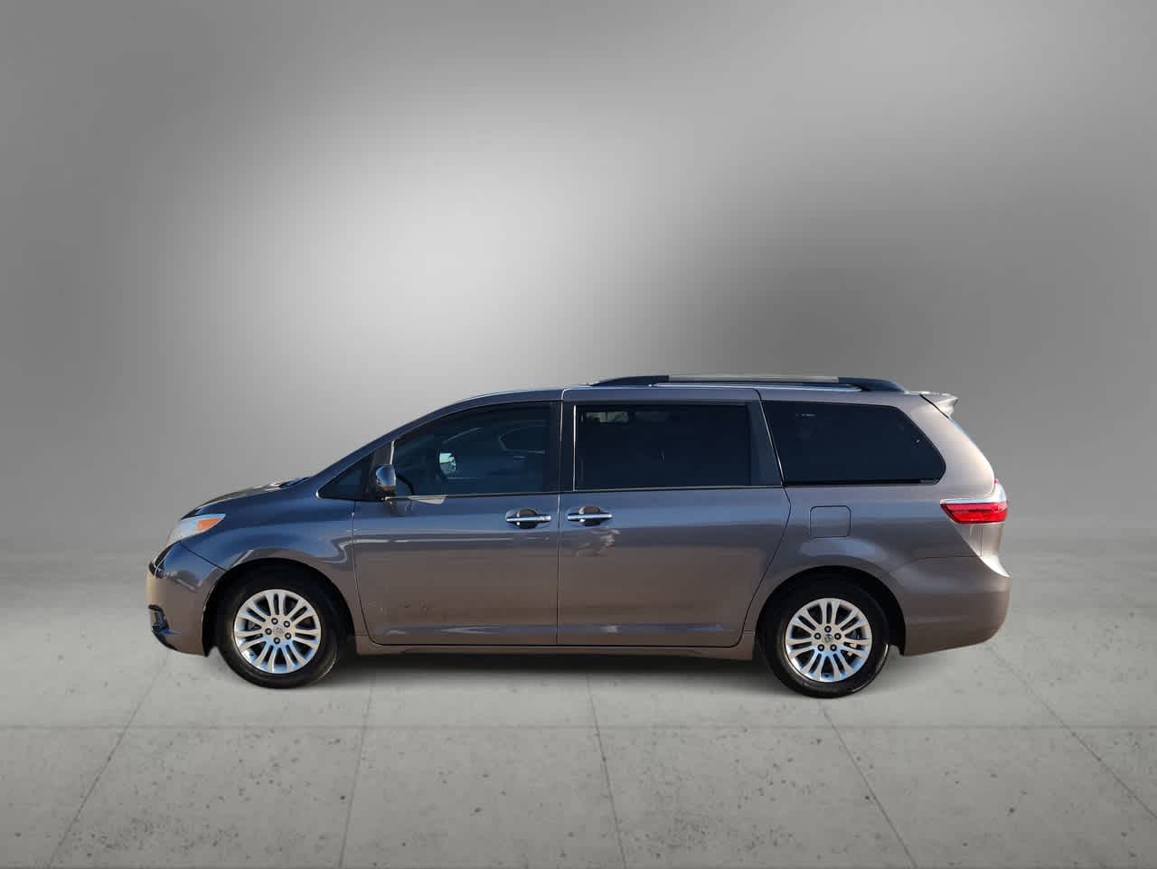 Thumbnail: 2016 Toyota Sienna - 5