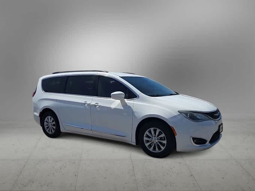 2017 Chrysler Pacifica Touring-L 3