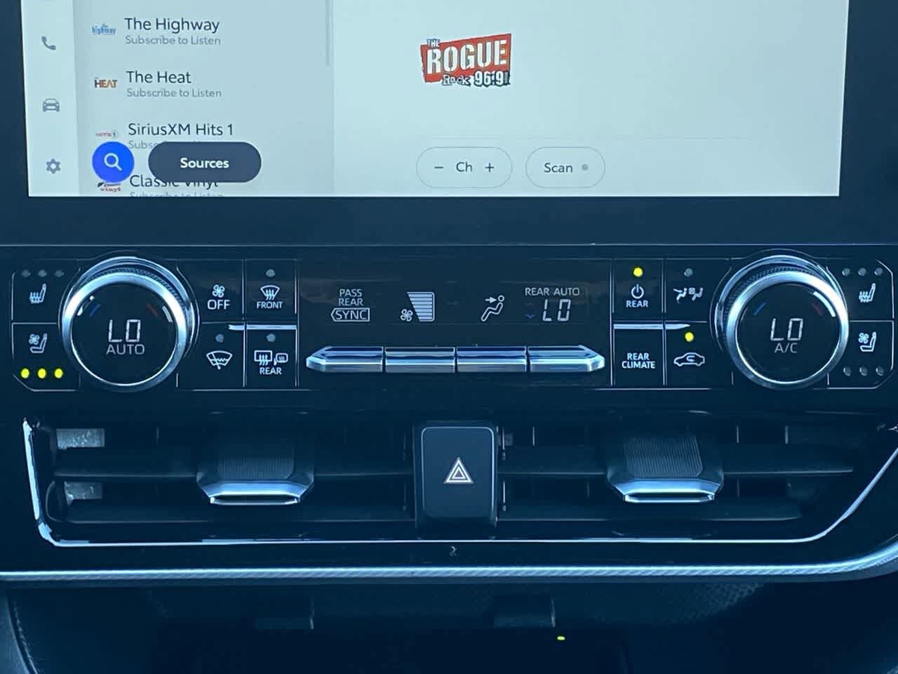 Thumbnail: 2023 Toyota Highlander - 18