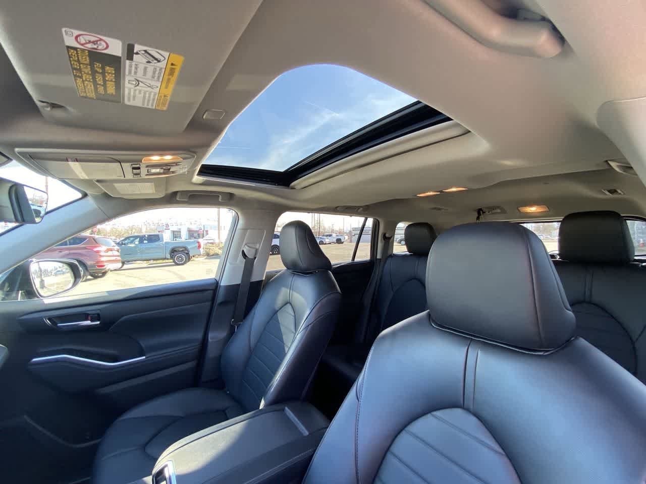 Thumbnail: 2023 Toyota Highlander - 21