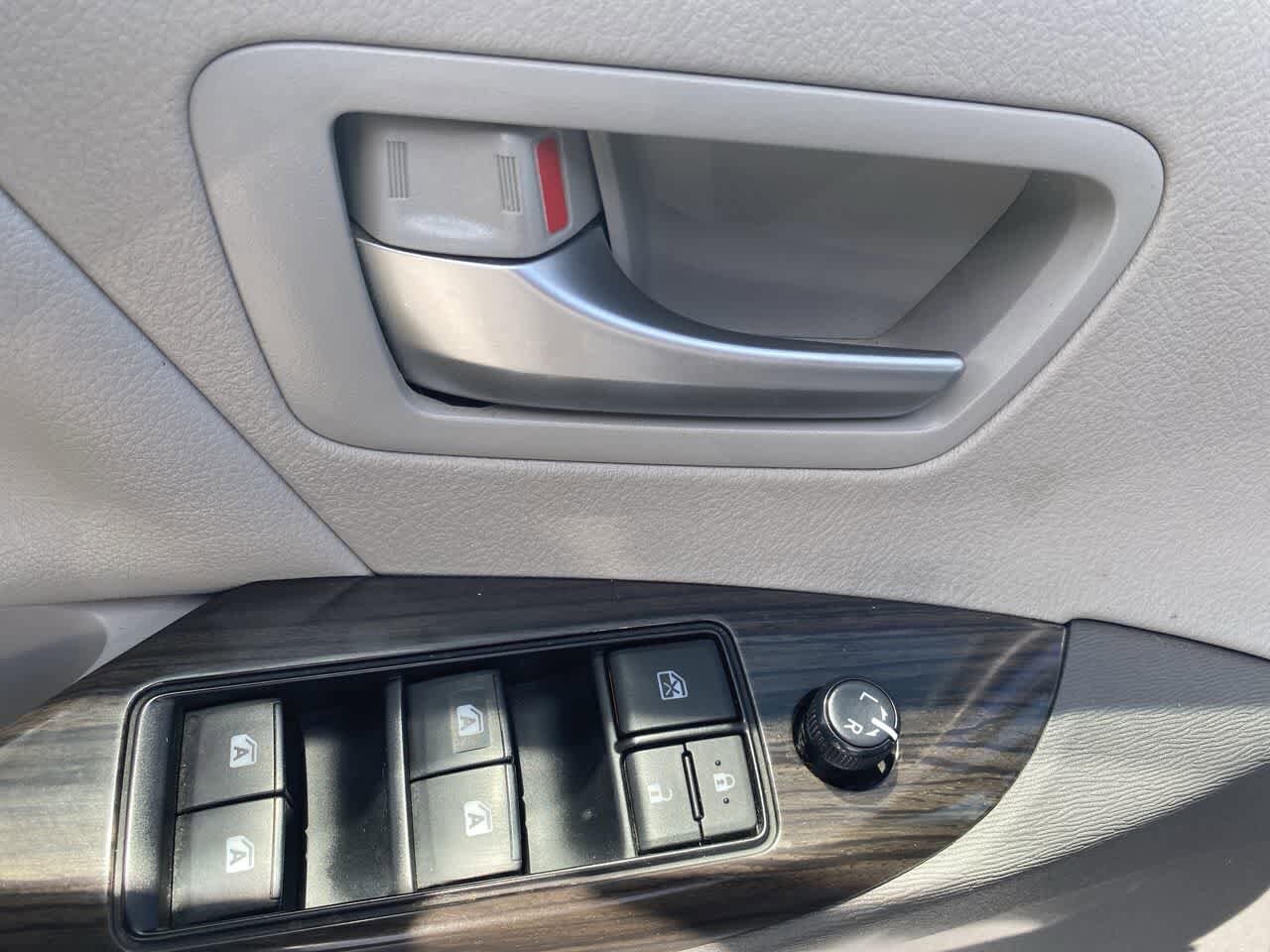 Thumbnail: 2018 Toyota Sienna - 13