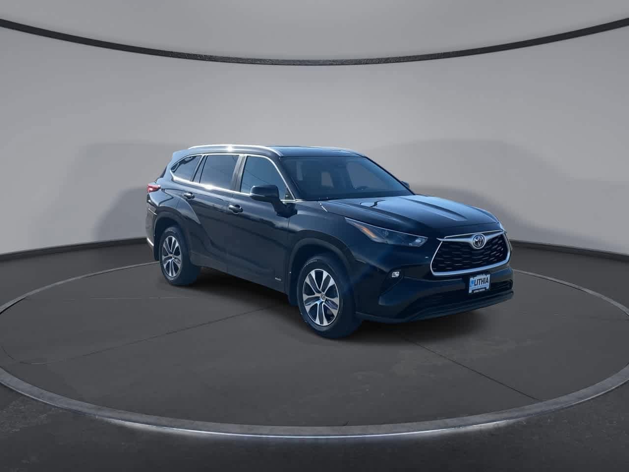 Thumbnail: 2023 Toyota Highlander - 2