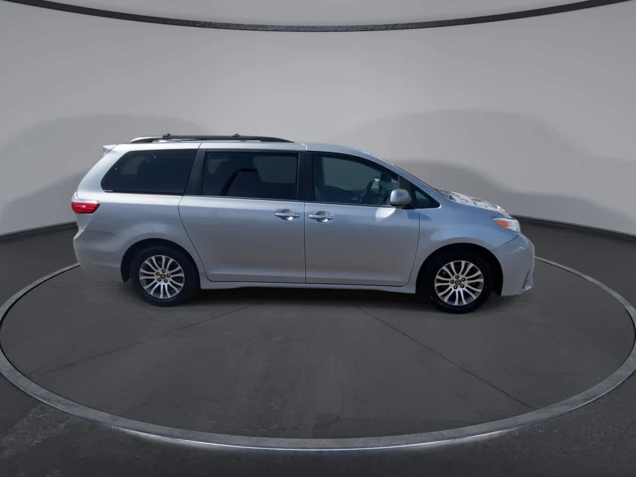 Thumbnail: 2018 Toyota Sienna - 9