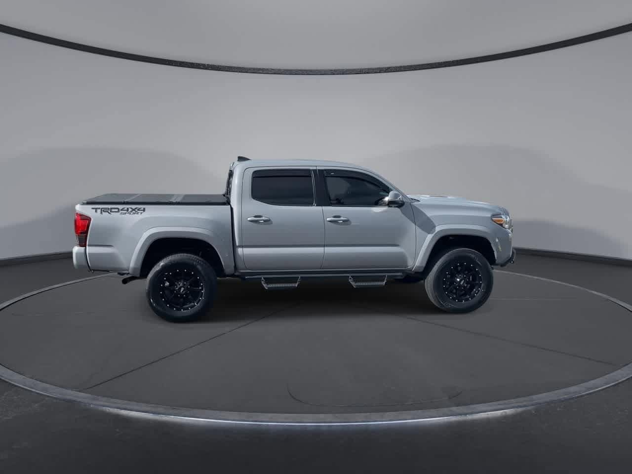 Thumbnail: 2018 Toyota Tacoma - 9