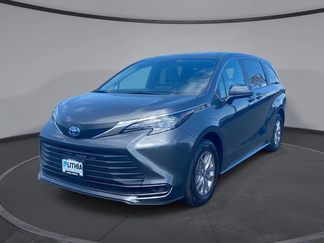 2025 Toyota Sienna LE 8-Passenger Hybrid FWD's photo
