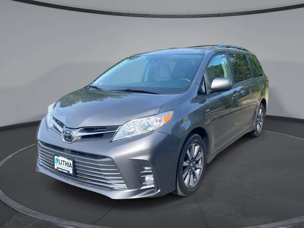 2018 Toyota Sienna XLE V6 AWD 7-Passenger's photo