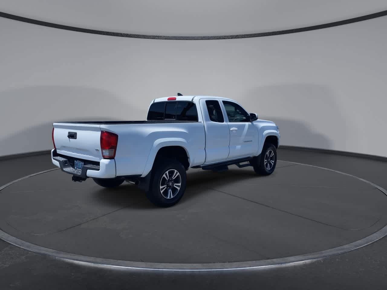 Thumbnail: 2016 Toyota Tacoma - 8