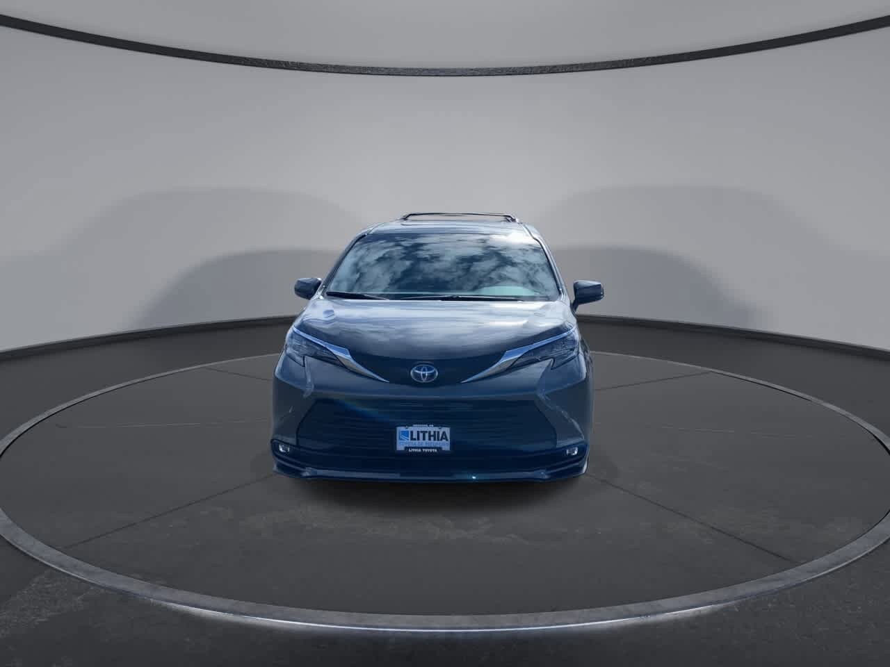 2025 Toyota Sienna XLE photo 3