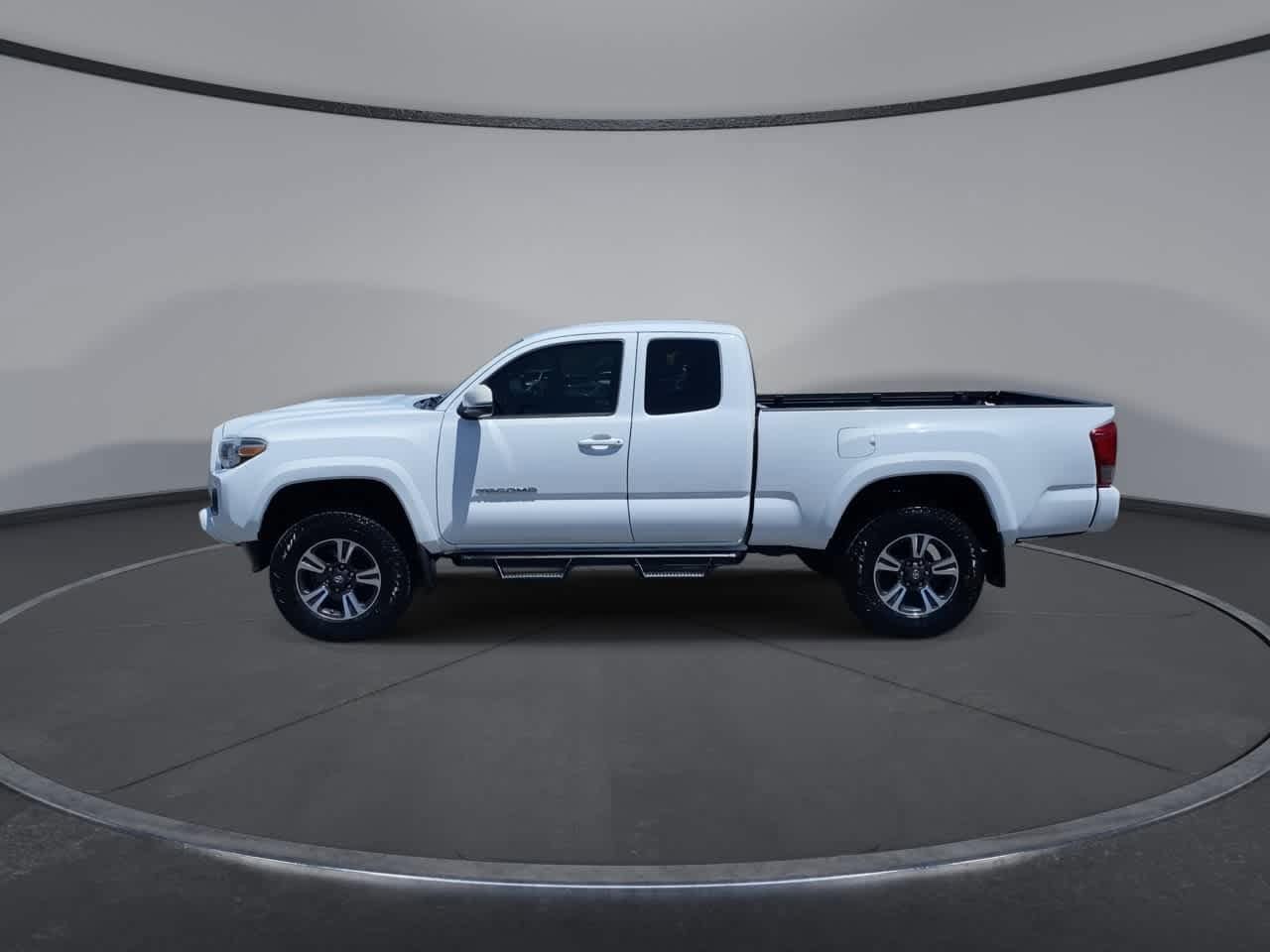 Thumbnail: 2016 Toyota Tacoma - 5