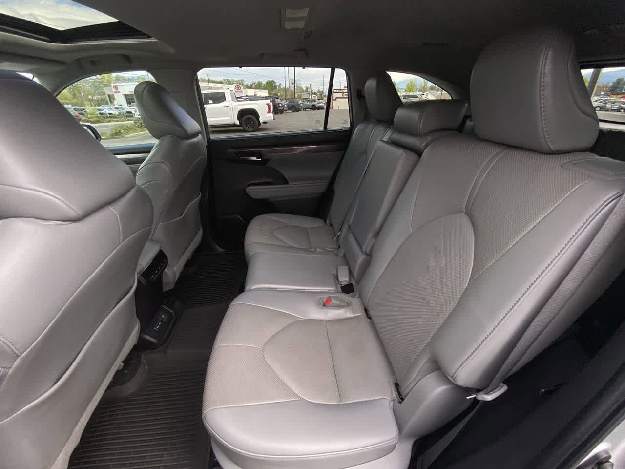 Thumbnail: 2022 Toyota Highlander - 22