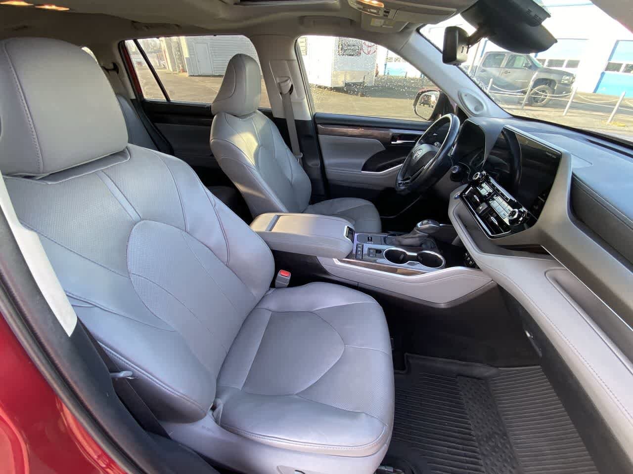 Thumbnail: 2020 Toyota Highlander - 25