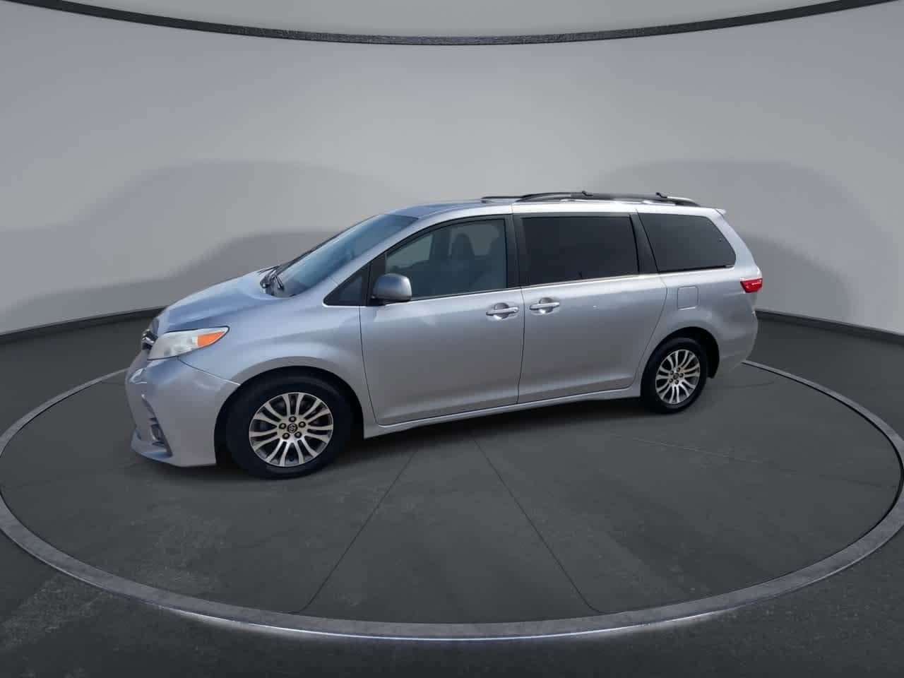 Thumbnail: 2018 Toyota Sienna - 4