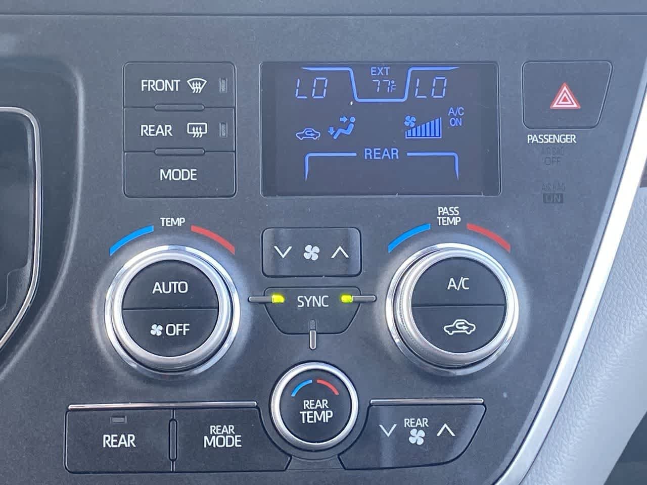 Thumbnail: 2018 Toyota Sienna - 18