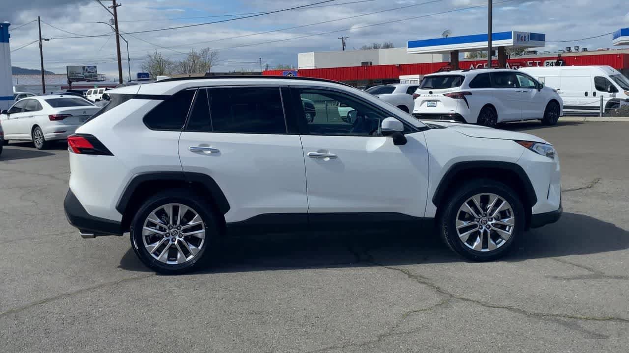 Thumbnail: 2021 Toyota RAV4 - 9