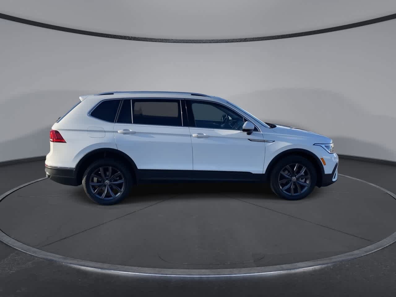 Thumbnail: 2022 Volkswagen Tiguan - 9