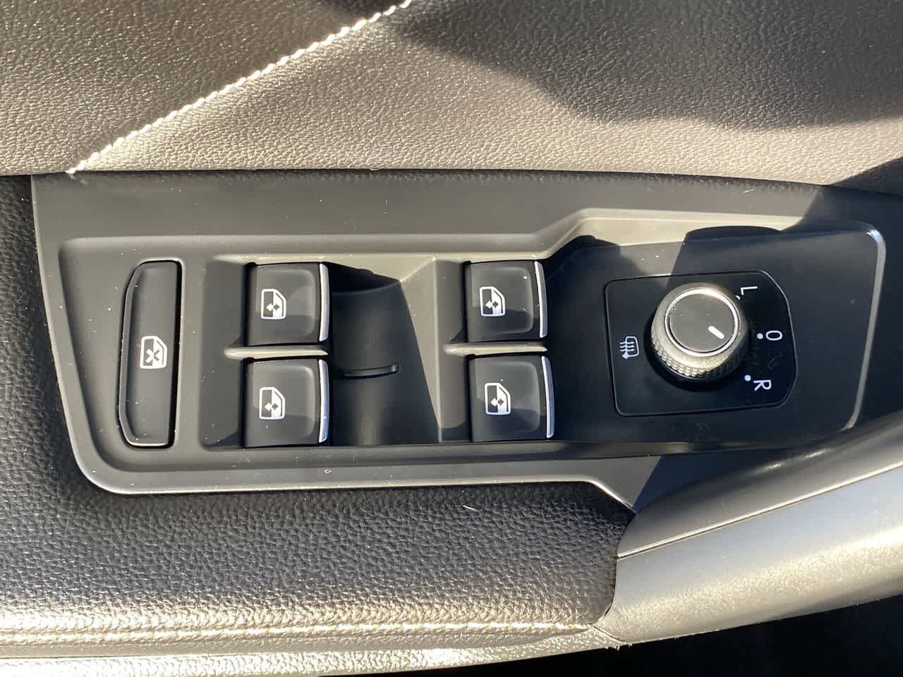 Thumbnail: 2022 Volkswagen Tiguan - 13