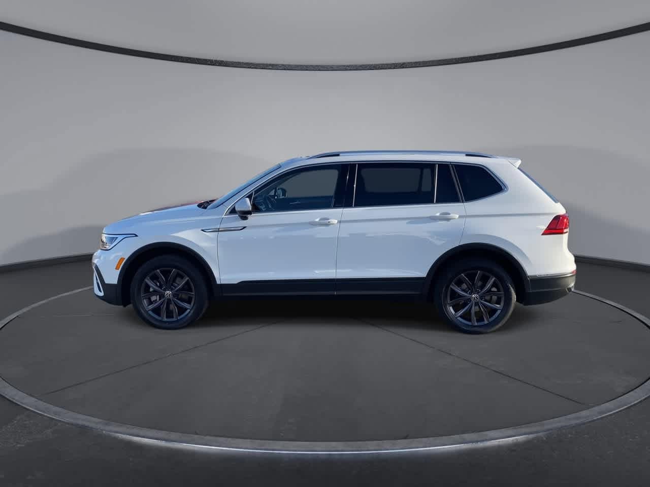 Thumbnail: 2022 Volkswagen Tiguan - 5