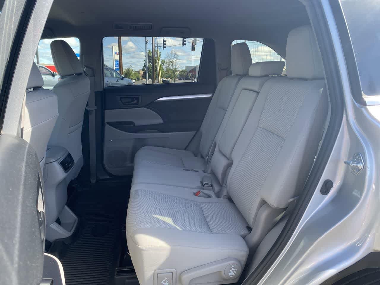 Thumbnail: 2019 Toyota Highlander - 21