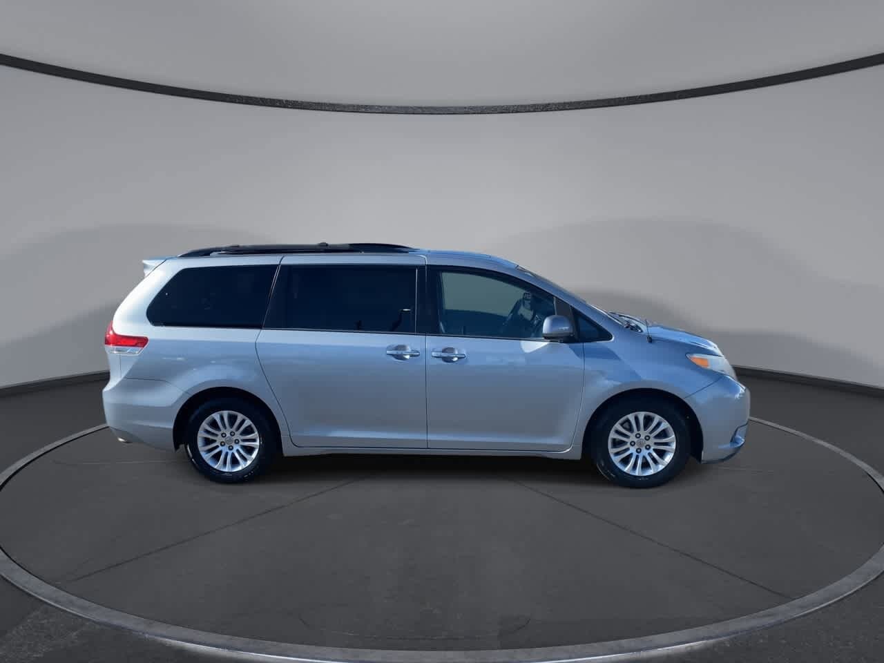 Thumbnail: 2014 Toyota Sienna - 9