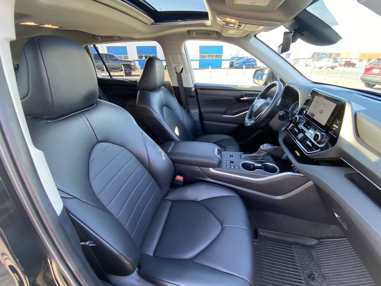 Thumbnail: 2023 Toyota Highlander - 25