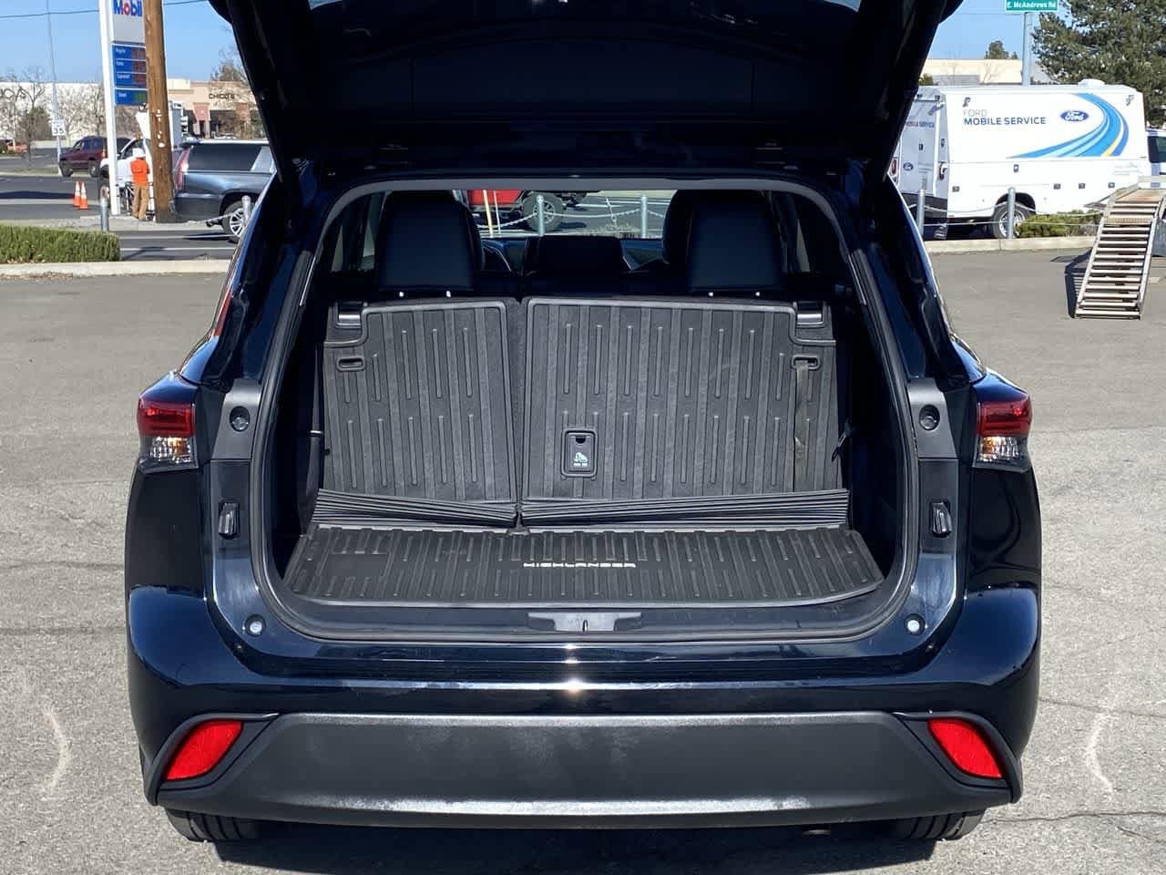 Thumbnail: 2023 Toyota Highlander - 24