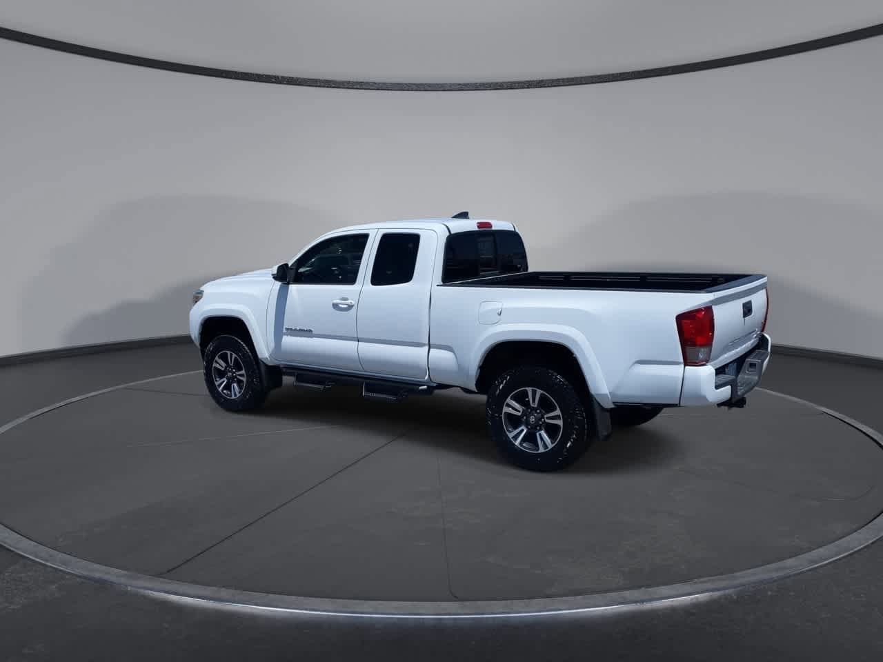Thumbnail: 2016 Toyota Tacoma - 6