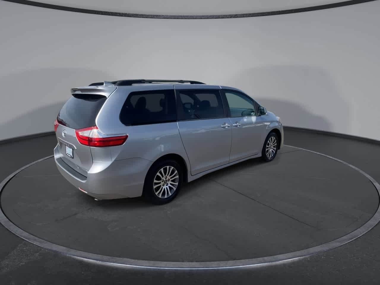 Thumbnail: 2018 Toyota Sienna - 8