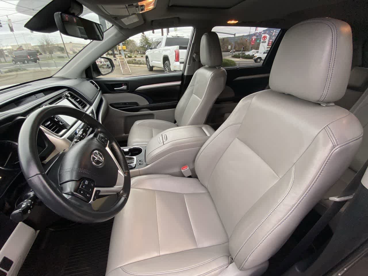 Thumbnail: 2019 Toyota Highlander - 11