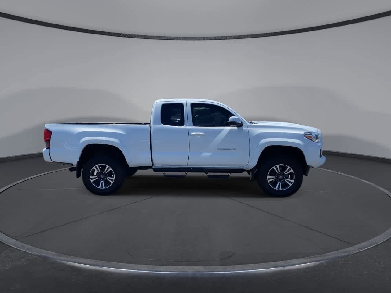 Thumbnail: 2016 Toyota Tacoma - 9