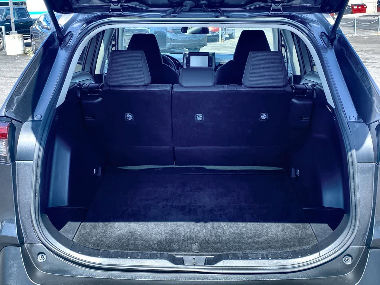 2022 Toyota RAV4 LE 22