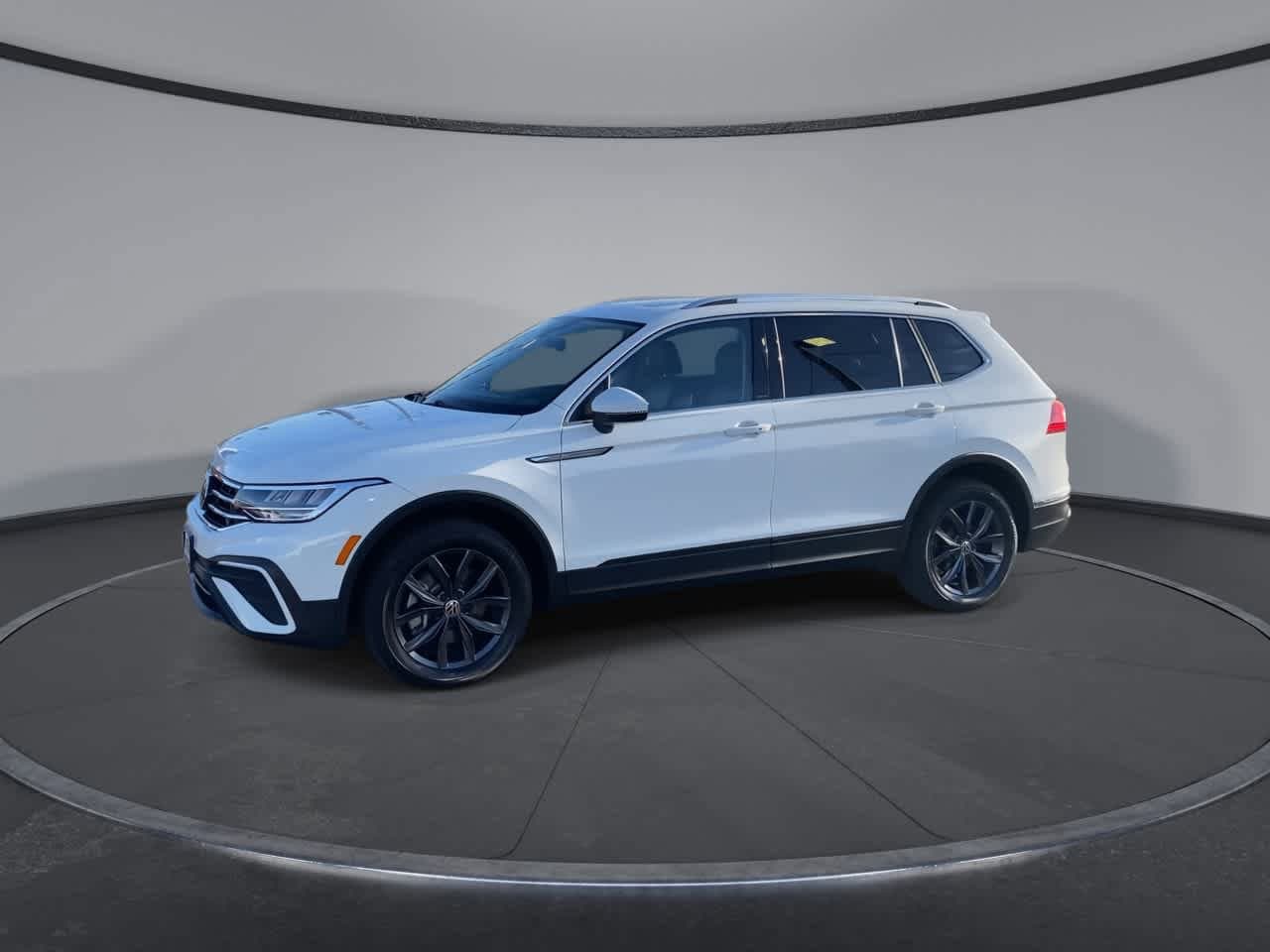 Thumbnail: 2022 Volkswagen Tiguan - 4