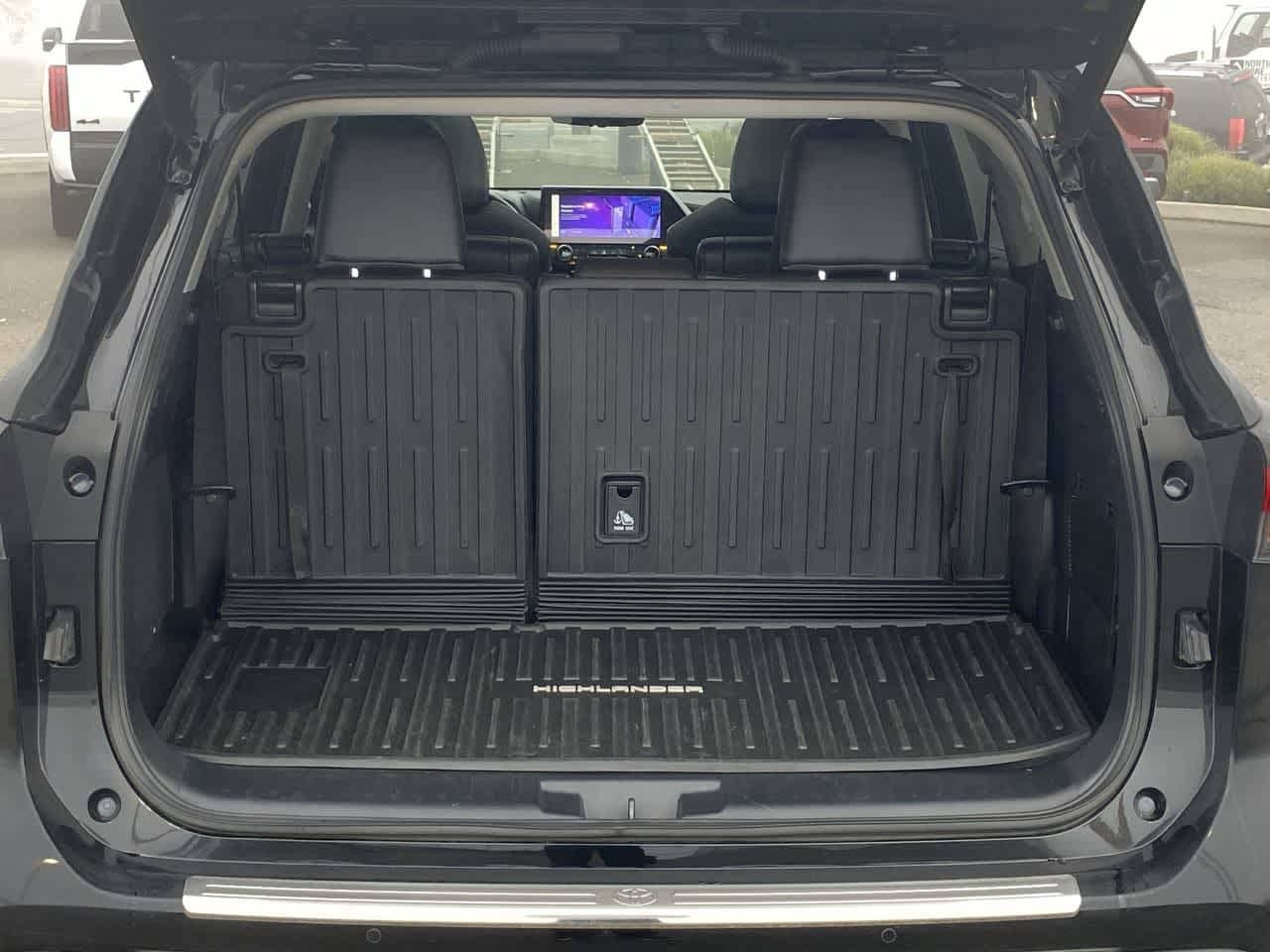 Thumbnail: 2023 Toyota Highlander - 24