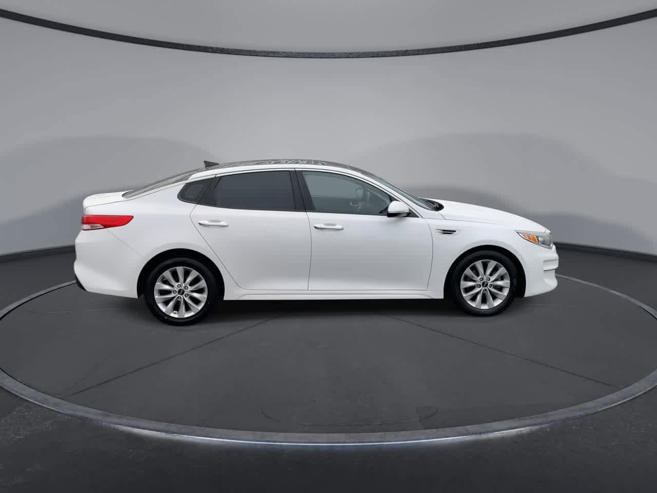 Thumbnail: 2018 Kia Optima - 9