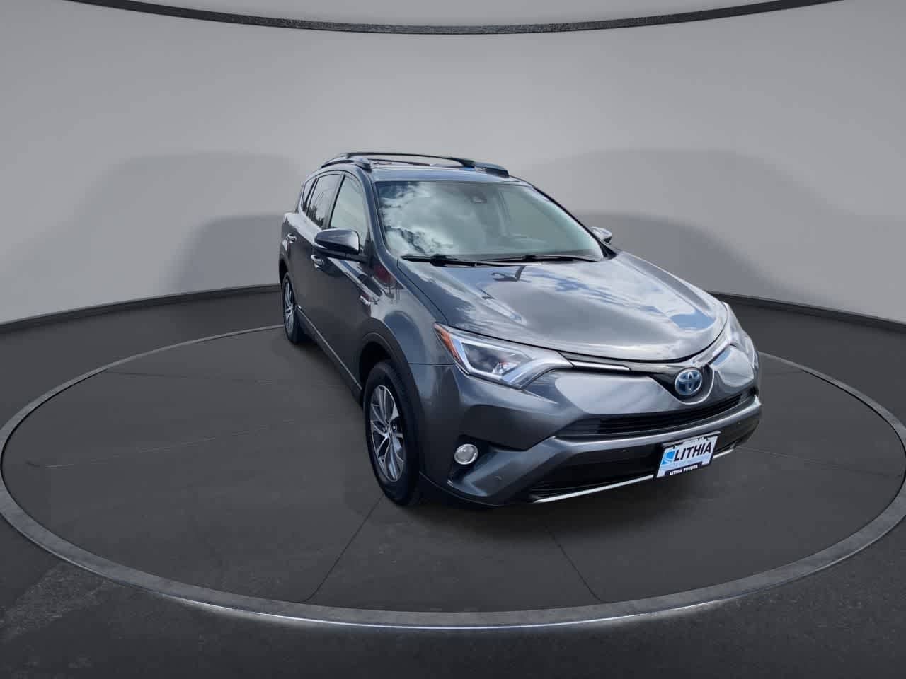 Used 2018 Toyota RAV4 XLE with VIN JTMRJREV7JD178799 for sale in Medford, OR