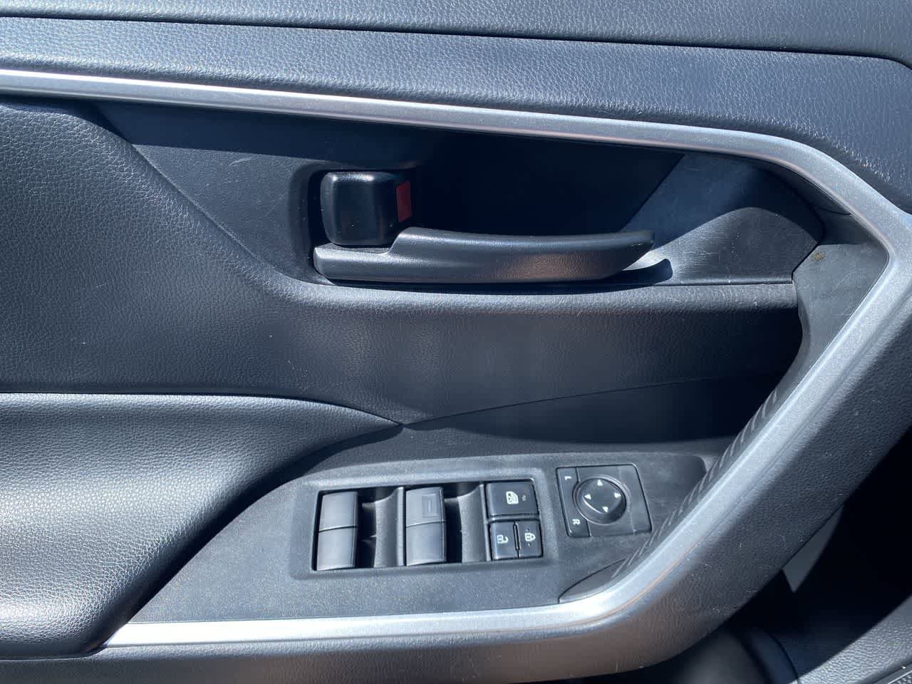 2022 Toyota RAV4 LE 13