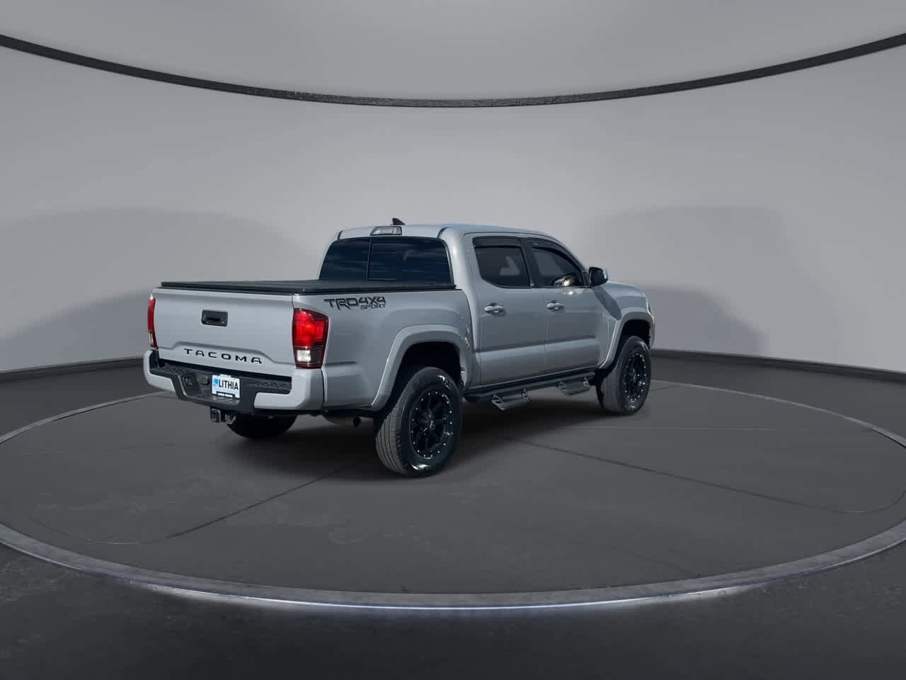 Thumbnail: 2018 Toyota Tacoma - 8