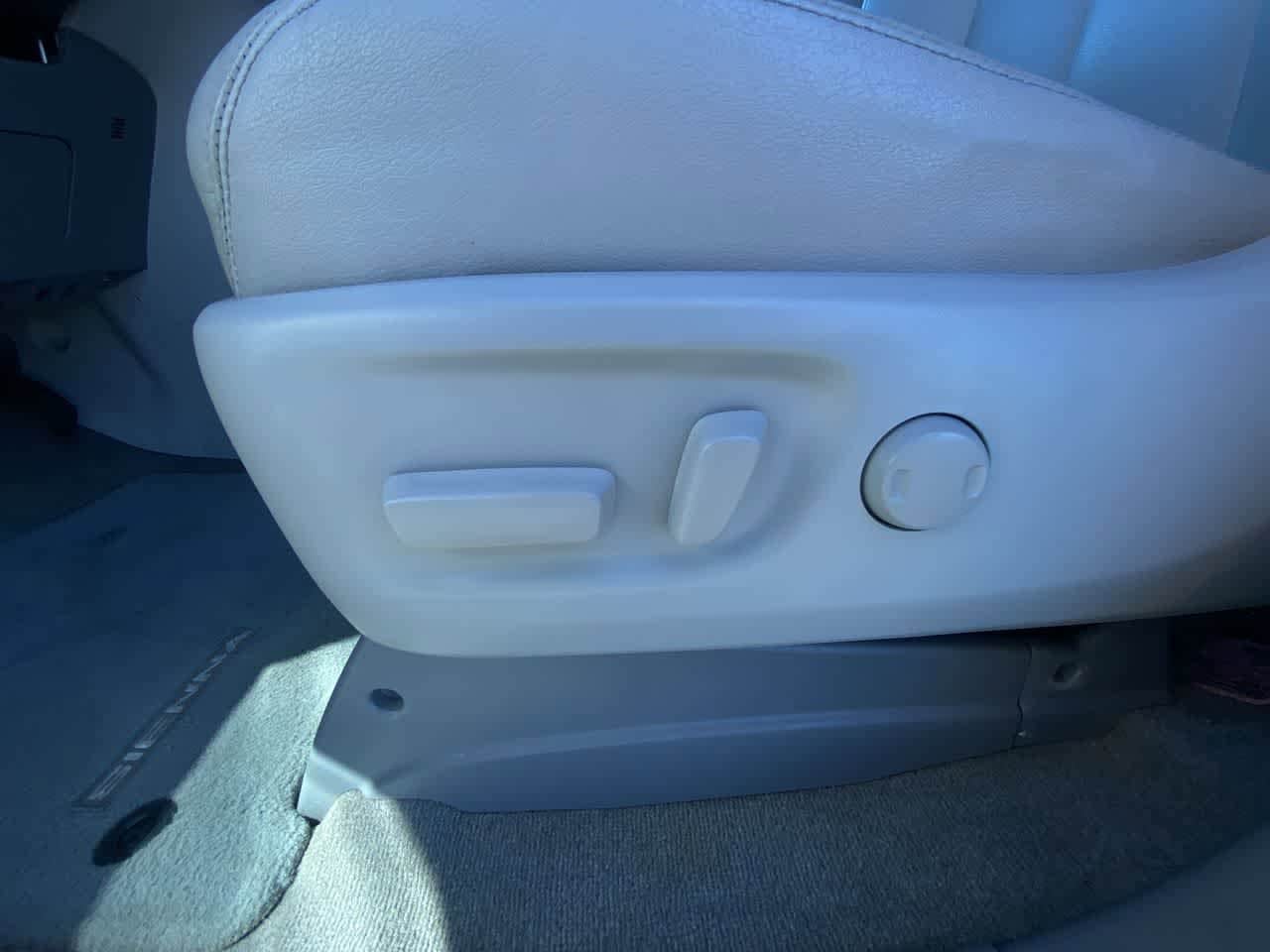 Thumbnail: 2014 Toyota Sienna - 12