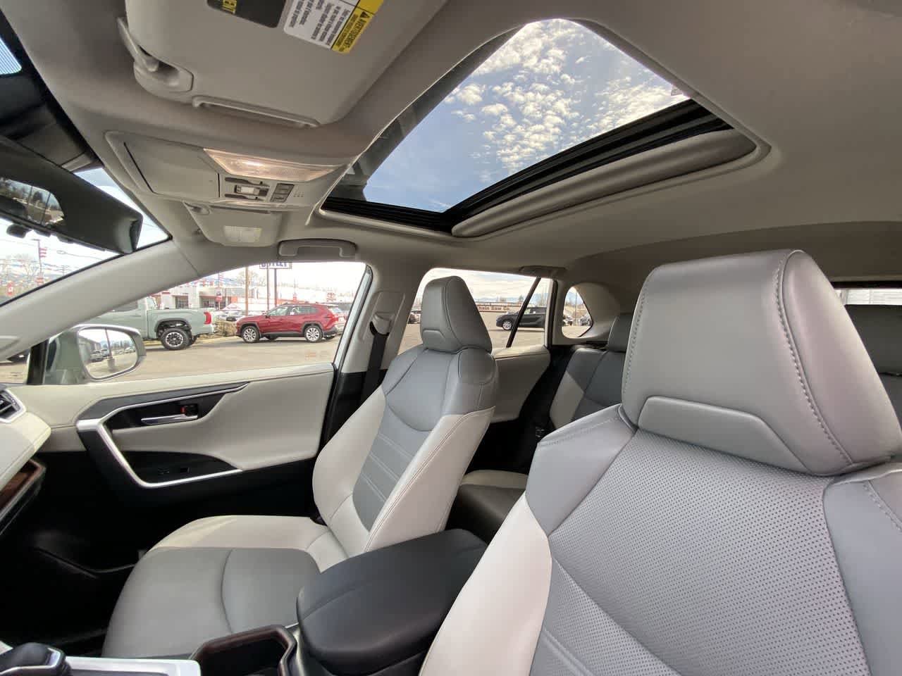 Thumbnail: 2022 Toyota RAV4 - 21