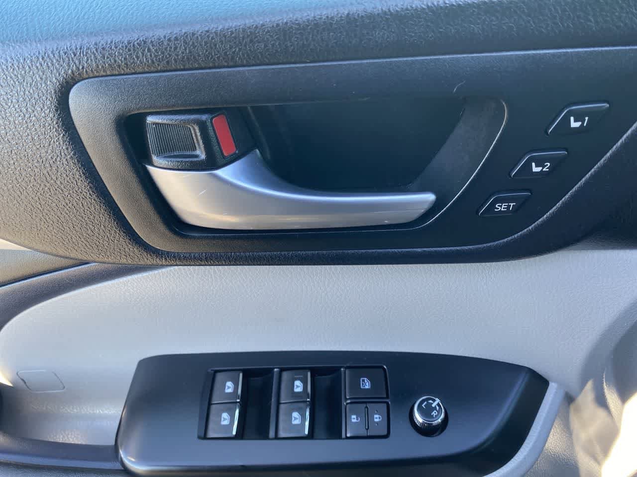 Thumbnail: 2015 Toyota Highlander - 13